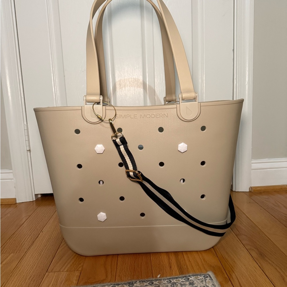 Simple Modern Beach Bag with Accessories